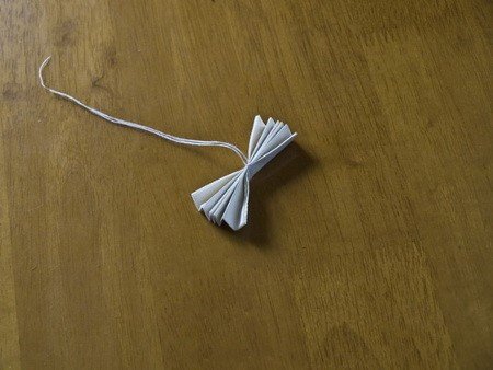 怎么制作到烈士陵园用的小白花??(急)
