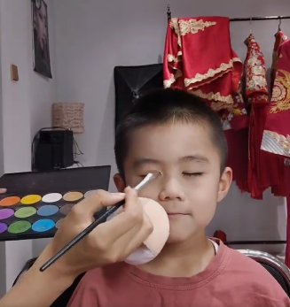 男孩舞台妆怎么化？