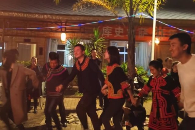 李亚鹏现身凉山表白彝族姑娘,现场情况如何?
