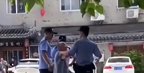 98岁老人连吃半年免费早餐,因1次没豆腐发火砸店,警方:没法管,家属:管不了
