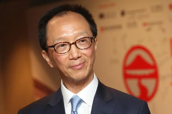 传奇梁锦松:与伏明霞再婚21年,他的前妻后来怎样了?
