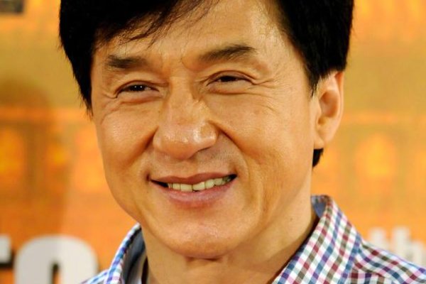 成龙宣传电影疑似腰伤复发，他在年轻的时候拍戏有多拼？