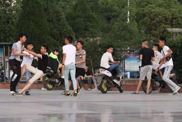 山东一副局长儿子被曝殴打同学,伤者近乎失明,殴打者是否要承担刑事责任?