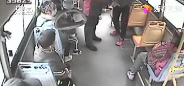 公交司机霸气制止骚扰小女孩男子，网友齐点赞