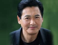 65岁周润发同苗侨伟夫妇晨跑,昔日男神头发花白,如今他过的怎么样?