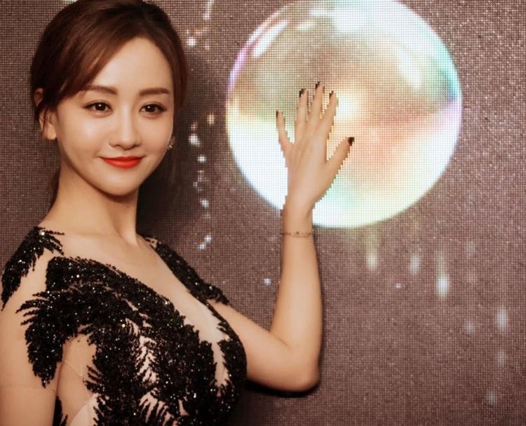 杨蓉的男朋友也是圈外人吗?