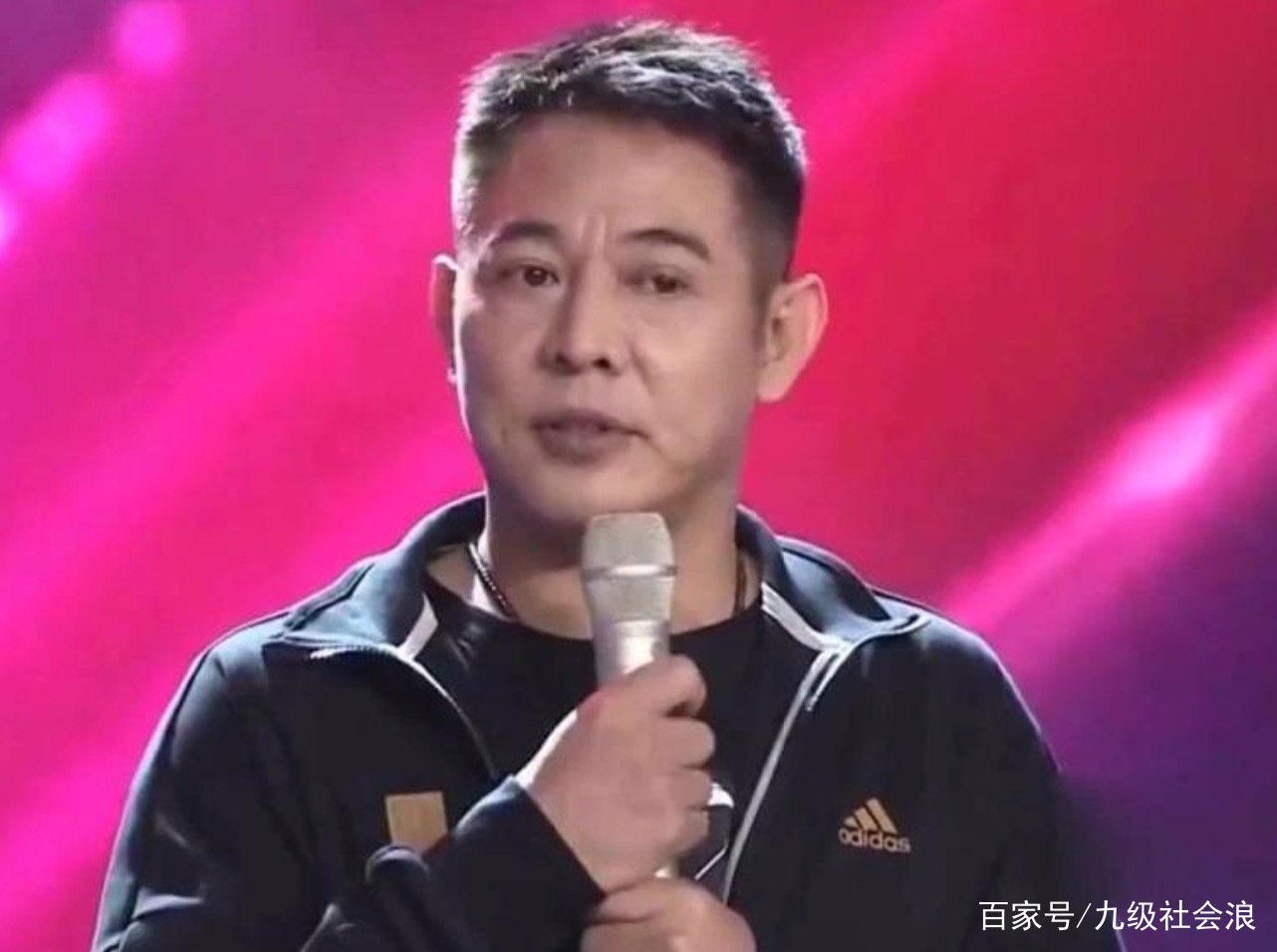 李连杰捐赠百亿，只求改回中国国籍，成龙的7个字让他落泪，他说了什么？