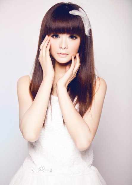 我是歌手 13/03/15跟在林志炫后面那个黄色衣服的女的是谁