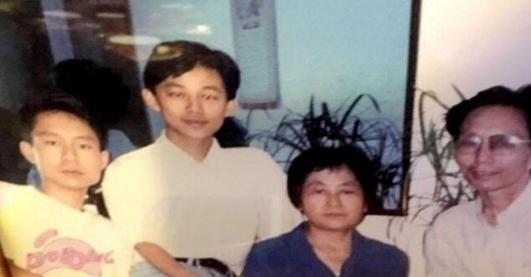 何炅老师一家四口合照与父兄如同三胞胎吗？