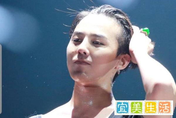 权志龙时隔7个月晒照！秀旧照引情怀热议，却难逃“韩式发福”？