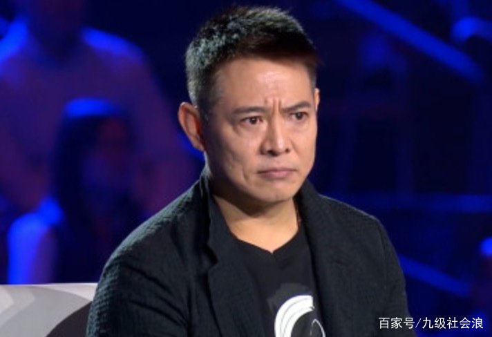 李连杰捐赠百亿，只求改回中国国籍，成龙的7个字让他落泪，他说了什么？