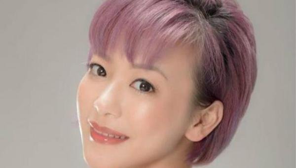 她是落选港姐,22岁为红甘愿拍三级,如今44岁样子宛如少女