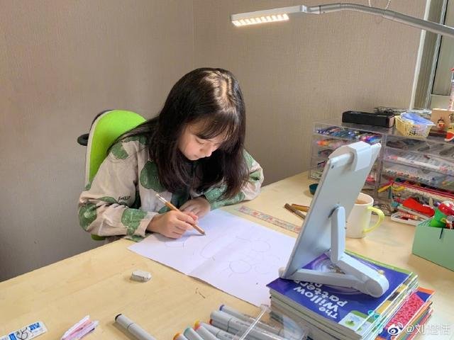 “小芈月”刘楚恬11岁了，太漂亮被禁止整容，知道妈妈有多漂亮吗？