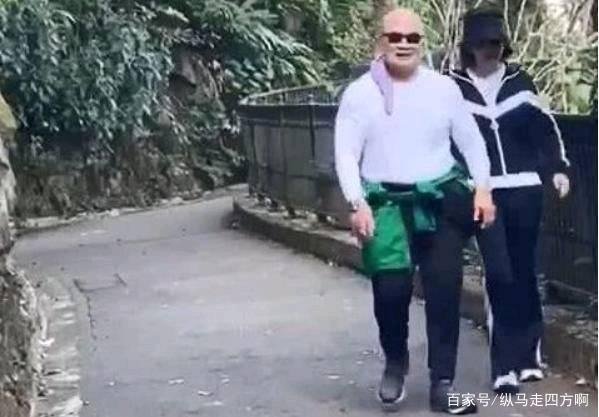 关之琳与光头胖大叔甜蜜爬山,这是有新恋情吗?