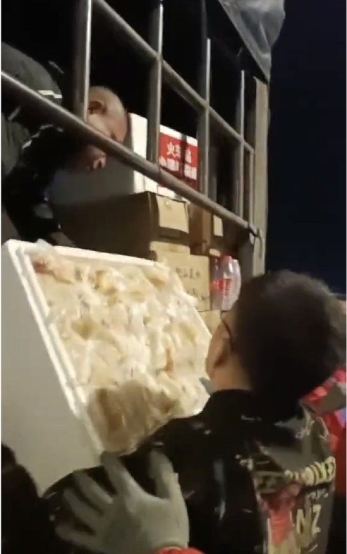运城一饭店老板暂停营业,送一千个肉夹馍给救灾人员,你如何看待他的行为?