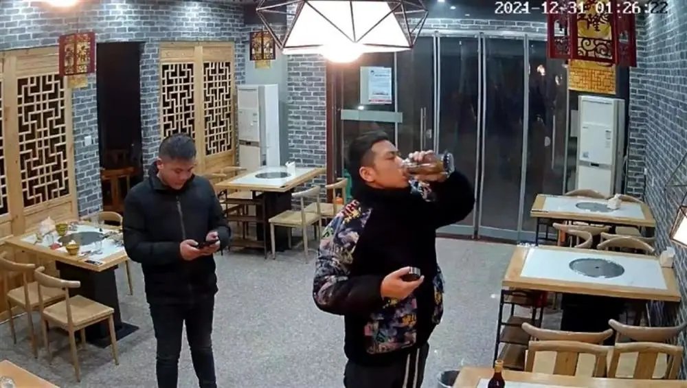 江苏一待宰水牛逃走后，发狂冲进餐馆顶飞男子，牛主人是否需要赔偿？