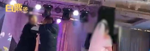 新郎结婚走红毯被朋友往衣领灌酒 这是咋情况？