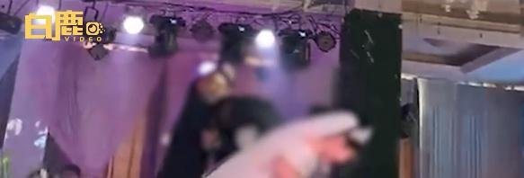 新郎结婚走红毯被朋友往衣领灌酒 这是咋情况?