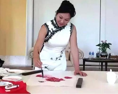从洗碗工到亿万女富豪，翟美卿究竟是如何完成逆袭的？
