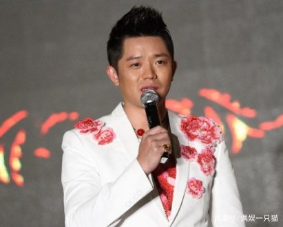 曾毅坐轮椅出行,已无法直立行走,怎么回事呢?