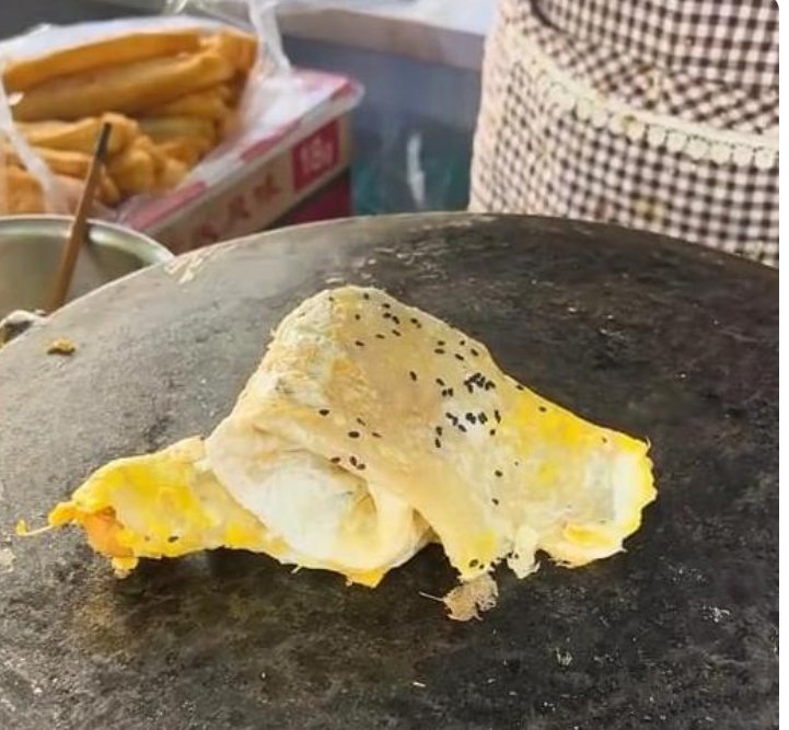 山东一大妈做煎饼果子10年手法生疏,为何生意依旧火爆?