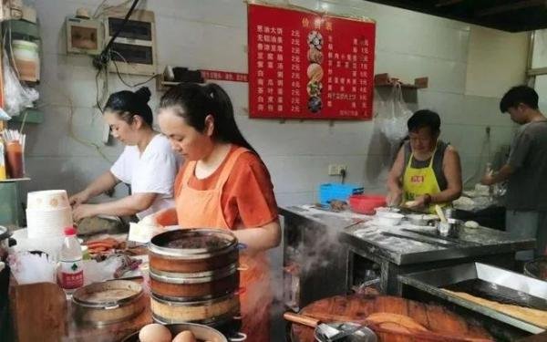 98岁老人连吃半年免费早餐，因1次没豆腐发火砸店，警方：没法管，家属：管不了