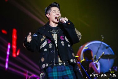 曾毅坐轮椅出行,已无法直立行走,怎么回事呢?