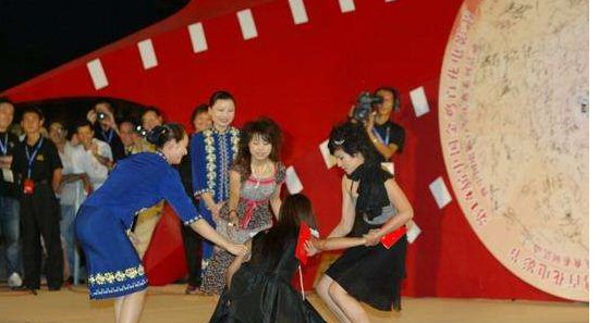 为什么何洁摔倒成了经典？