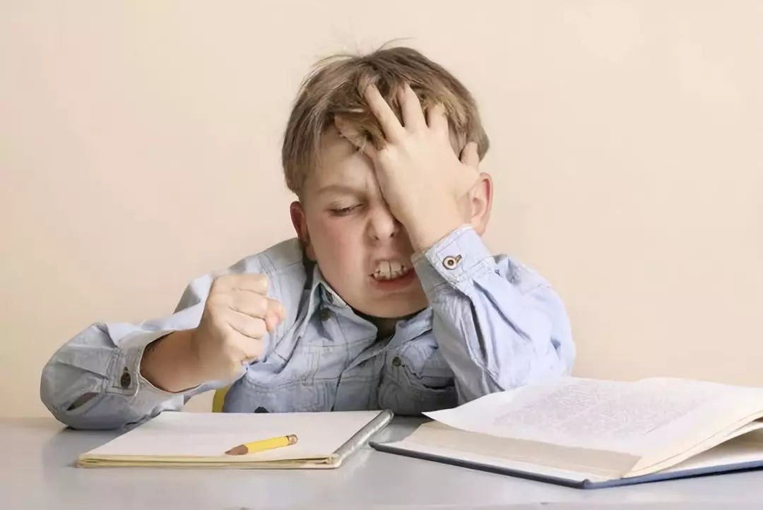 东莞一熊孩子把暑假作业藏床底疯玩两个月,结果如何?