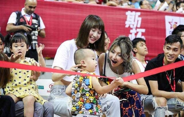 美艳娇妻有多疼爱周鹏，在美国治疗全程陪伴，如今现状如何呢？