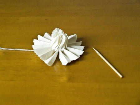 怎么制作到烈士陵园用的小白花??(急)