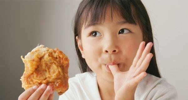 兄妹喝奶奶带回的饮料中毒:带娃定要避开的恶习,检查你家有没有
