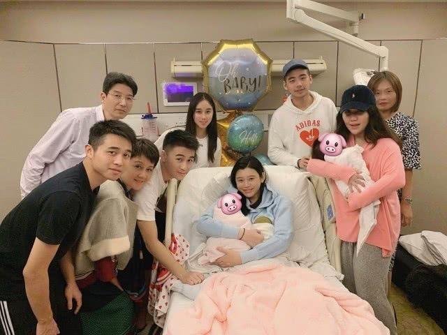 何猷君携何超欣出席活动,还与美女合影心情好,为何唯独不见奚梦瑶呢?