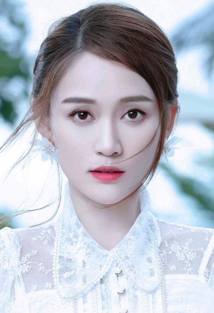 陈乔恩晒婚后复工照，穿吊带露精致锁骨，妆容是不是非常精致呢？