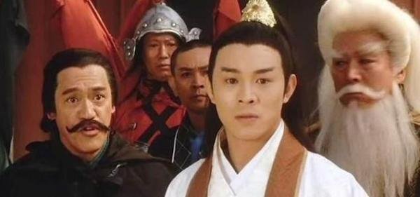 两代“张无忌”首次同框，一个冻龄男神，一个帅气小鲜肉！