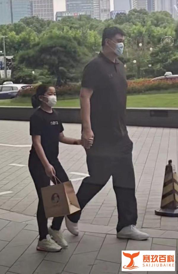 姚明陪女儿逛街，11岁的女儿姚沁蕾遗传父母，身高超越同龄人