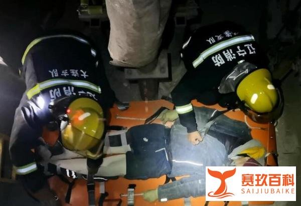 大连一工人不慎掉入3米深的电梯井 双腿受伤无法动弹