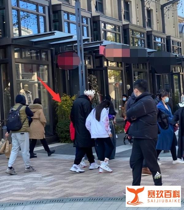 张庭一家三口现身，与女儿手牵手如姐妹，老公林瑞阳耐心在前等候...