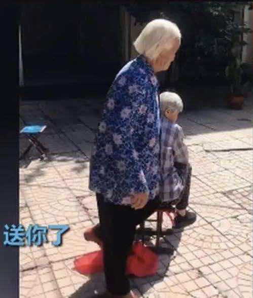 如何看待白发奶奶步履蹒跚玩丢手绢的心态呢?