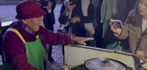 96岁烧饼奶奶被迫停止出摊，那些网红直播要点脸吧