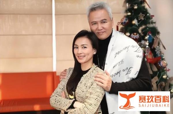 张庭一家三口现身，与女儿手牵手如姐妹，老公林瑞阳耐心在前等候...