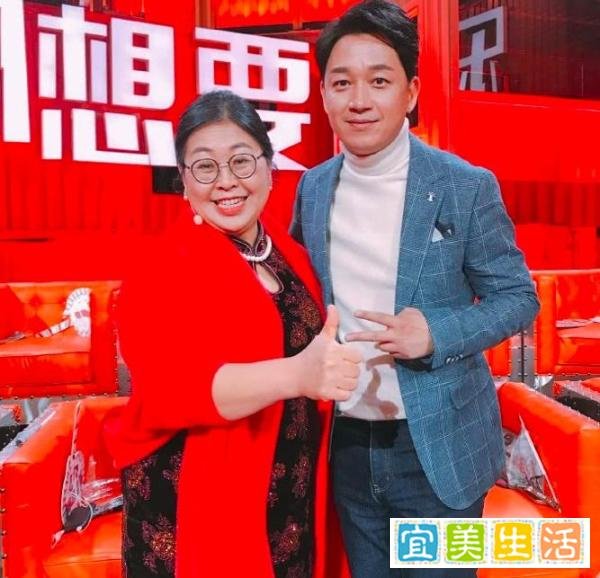 杜海涛妈妈晒谢娜合影,热情贴脸,曾合影胡歌潘粤明,堪称追星族
