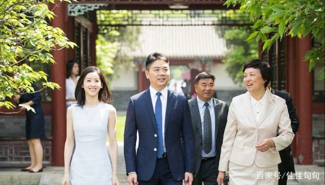 王思聪公开评论奶茶妹妹靠长相傍大款,他是怎么评价章泽天的?