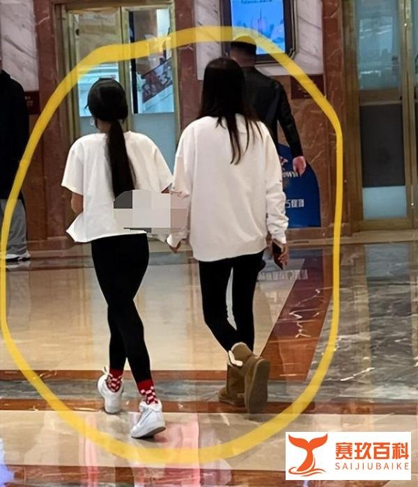 张庭一家三口现身，与女儿手牵手如姐妹，老公林瑞阳耐心在前等候...