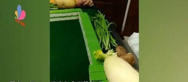 上海蔬菜有多抢手？大叔打麻将拿蔬菜当筹码