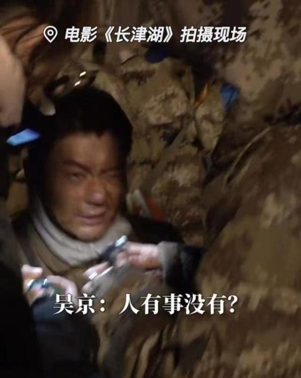 官方爆料长津湖危险拍摄场景,为求真实炸伤演员,李晨满目苍痍