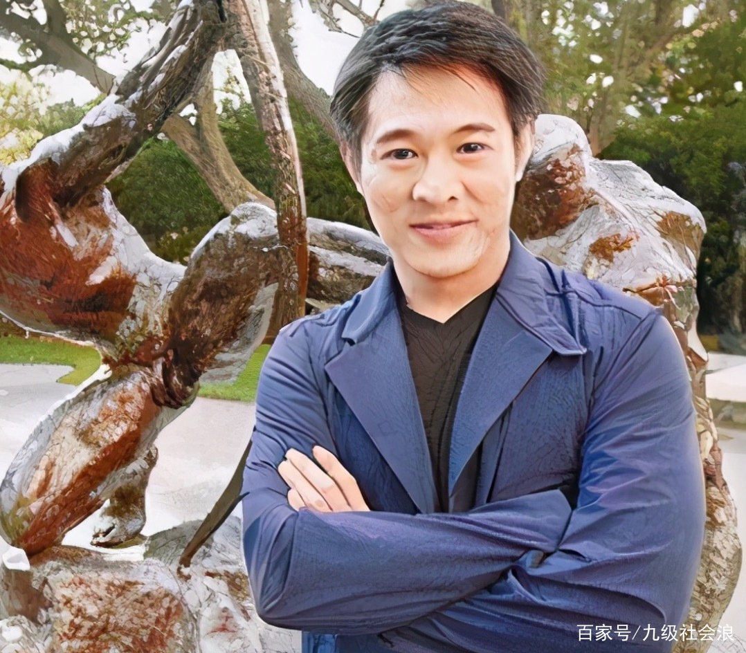 李连杰捐赠百亿，只求改回中国国籍，成龙的7个字让他落泪，他说了什么？