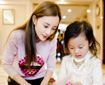 李小璐晒女儿练舞蹲马步,甜馨忍痛坚持惹人疼,她对孩子是如何教育的?