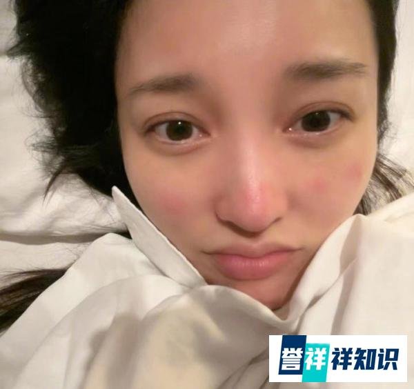 女歌手金莎确诊感染新冠，被救护车从酒店拉走，疑似晒朋友圈道歉