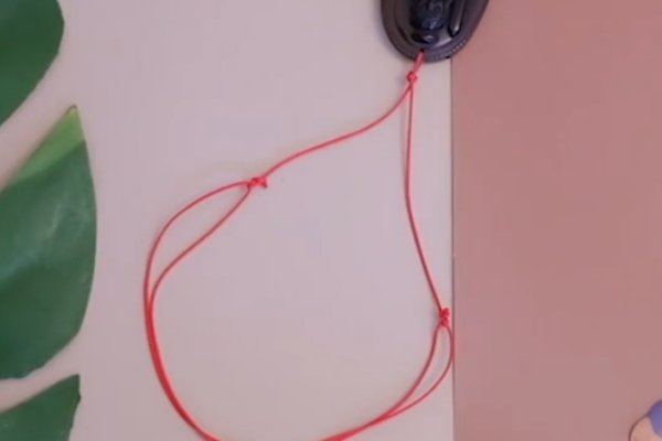 吊坠红绳可以来回拉伸调节这种系法